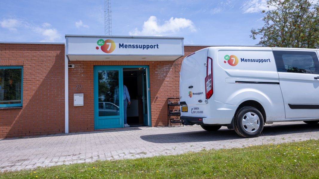 Vooringang en busje van Menssupport